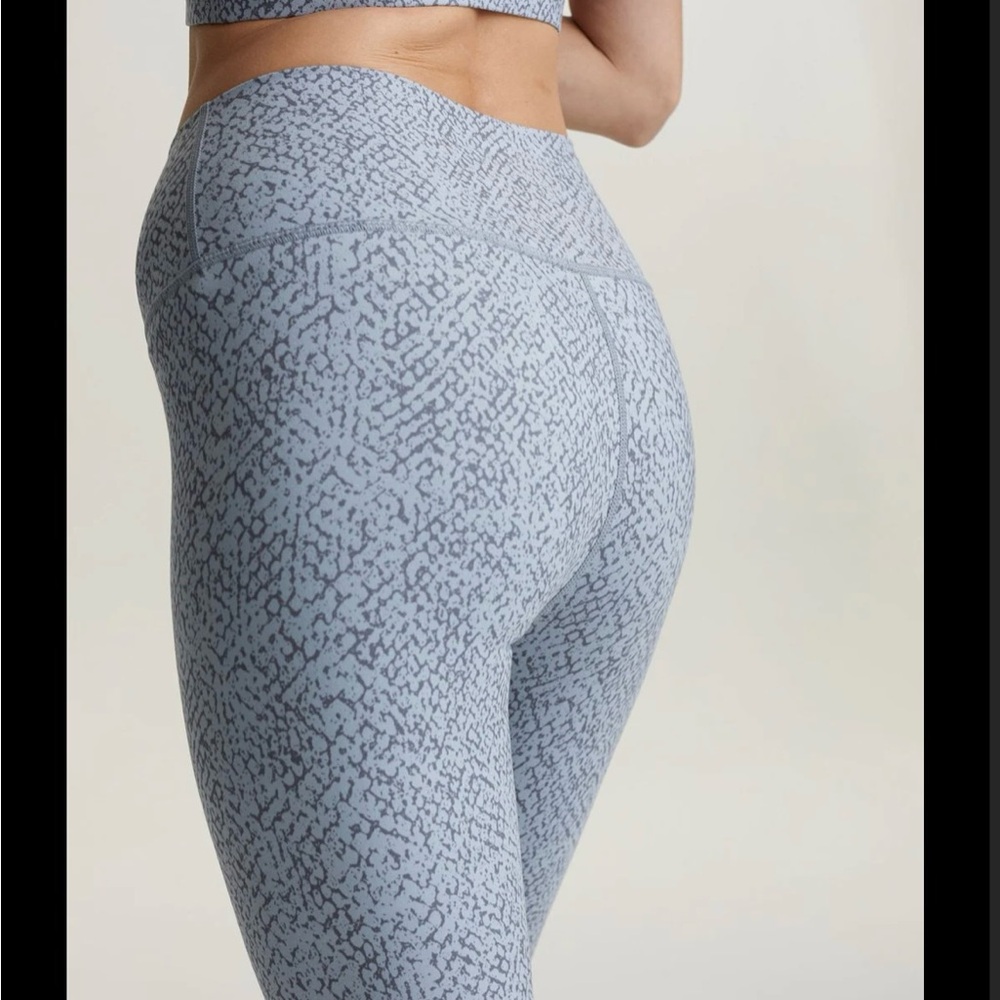 •Varley Gray Textured Leggings - Picture 3 of 9